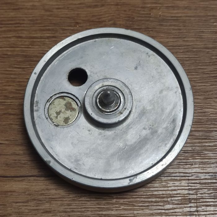 Крышка Вега-109, иглы с иглодержателями, слипматы, вал от Радиотехника