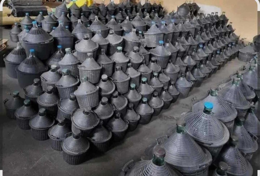 Стъклена дамаджана в кош с дръжки - Различни литражи