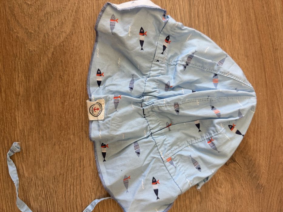 Сандали Liewood, бански H&M Adorables и шапка Maximo uv50+