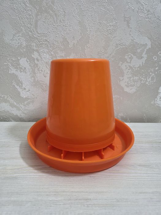 Кормушки и поилки для цыплят и кур