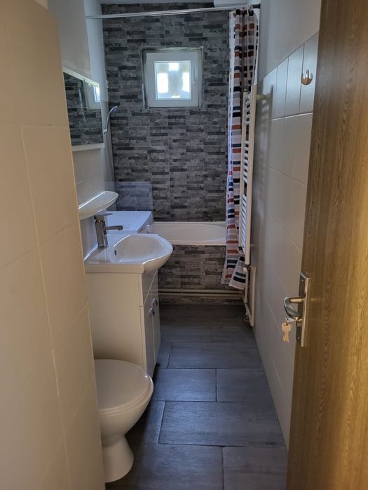 Proprietar, inchiriez apartament cu doua camere renovat