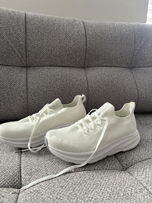 Кроссовки белые «Kelme» летние