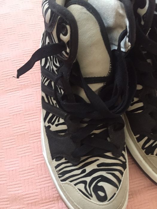 Tenisi adidas in stare buna. Nu sunt purtati f mult.