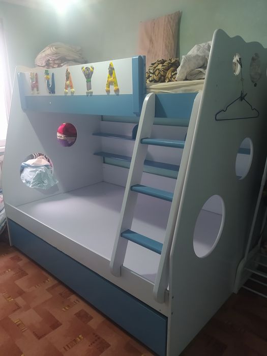 Двухъярусная кровать