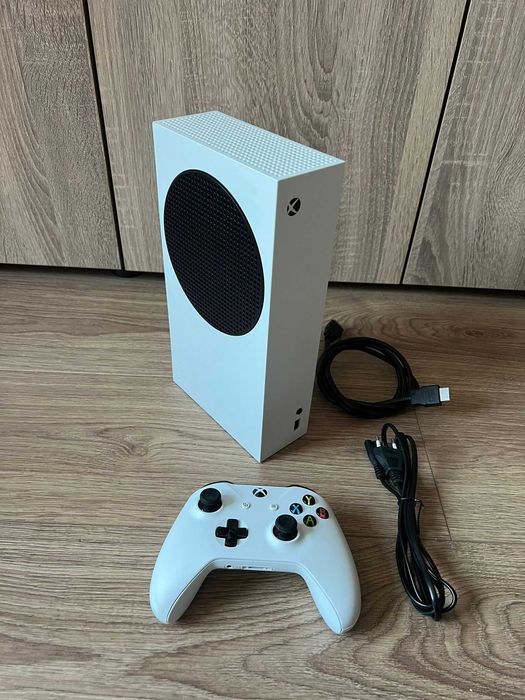 Consola XBOX ONE SERIES S cu o maneta si cabluri, perfect functionala