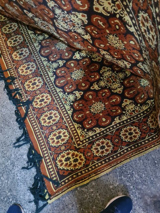 Продавам нов вълнен килим