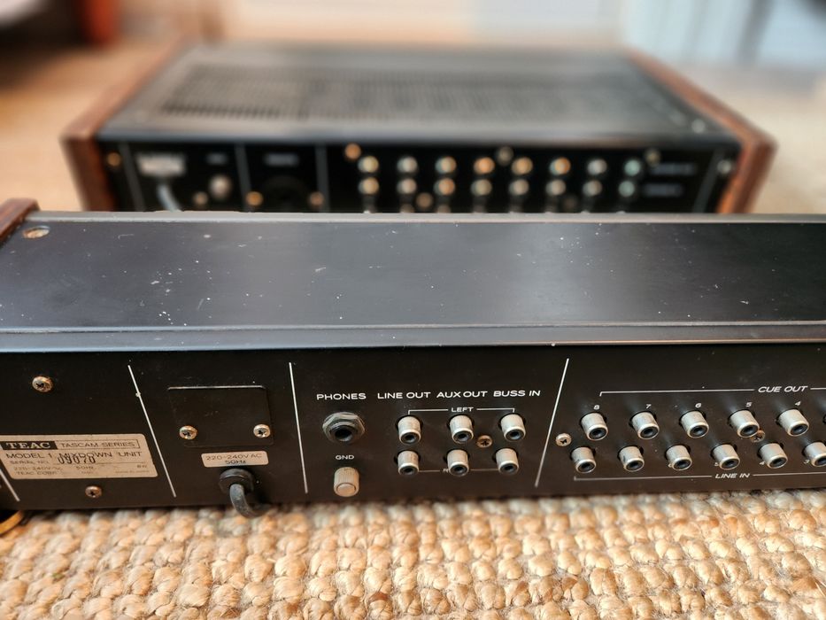 Teac 1 Teac DX8 mixer și procesor.