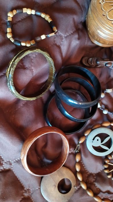 Продавам дървени кутийки и украшения