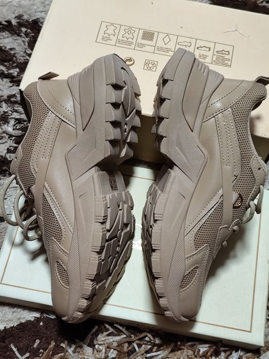 Adidași noi 38. Bej.