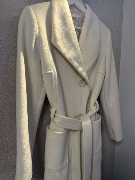 Бяло-кремаво палто.