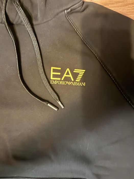 Hanorac EA7 Emporio Armani - Negru/Auriu - Mărime L - Stare Perfectă
