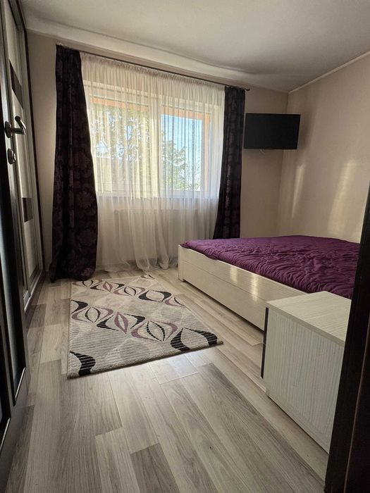 PERSOANĂ FIZICĂ  ---  Vând Apartament cu 3 camere, decomandat, etaj intermediar, 68 mp + acces privat la 100 mp spațiu depozitare