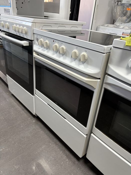 Свободно стояща печка с керамични котлони Voss 56 l