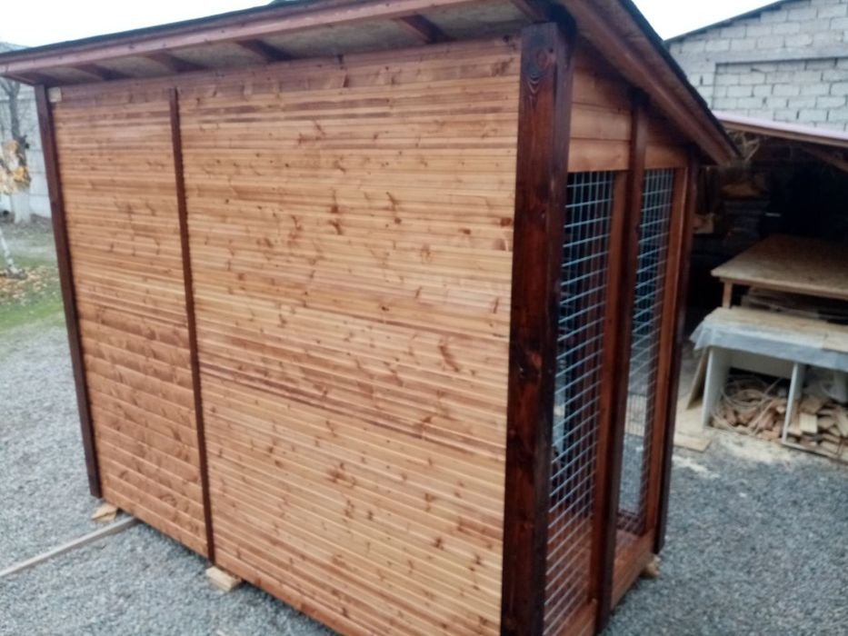 Будка с вольером.