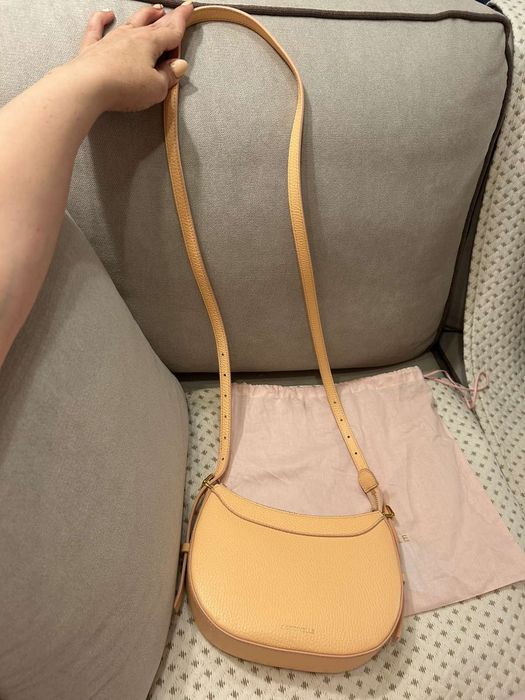 Кожена чанта за рамо с дълга дръжка Coccinelle цвят праскова