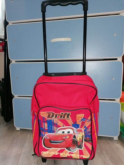 Детска раничка с колелца