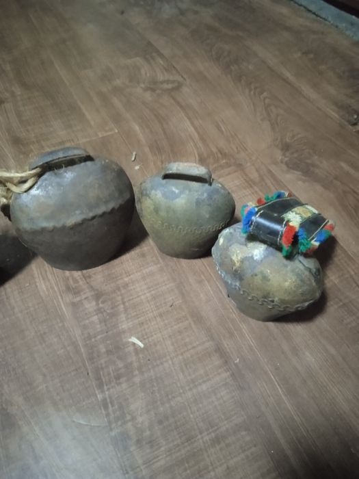 Vând clopotele de pus pe animale