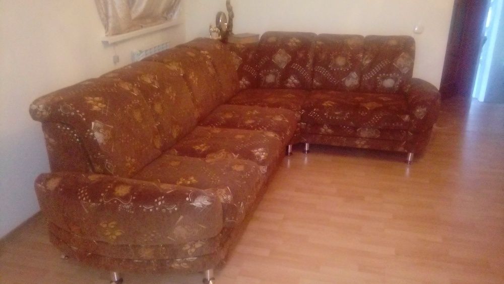 Продам диван угловой. разборный.