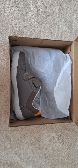 НОВИ, 28 н-р, КОЖЕНИ маратонки Clarks, момче/момиче