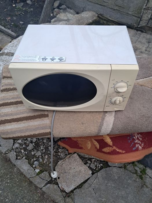 Vând  schimb cuptor microunde în stara bună
