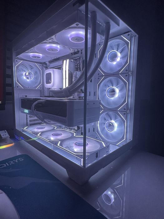 Vand pc de gaiming alb in garantie