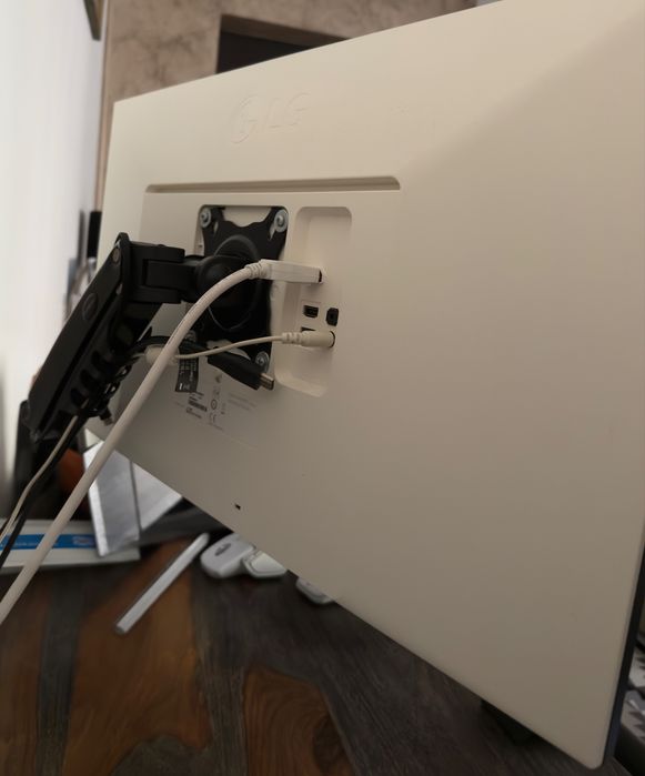 Monitor LG - LG27UL650