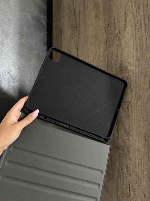 Калъф с bluetooth клавиатура и място за Apple Pencil