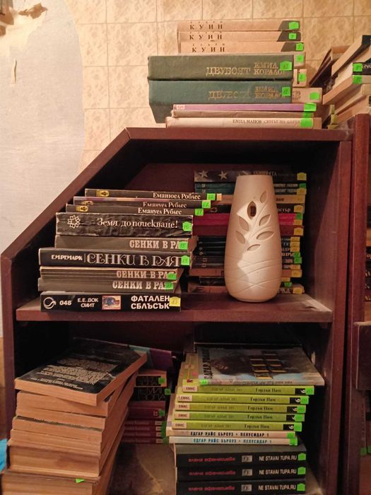 Продавам над 4000 книги – цял склад / книжарница