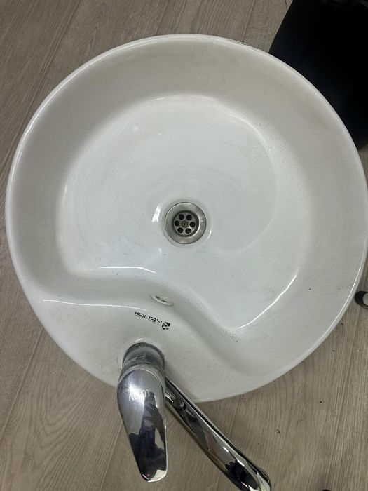 Продам маникюрный стол