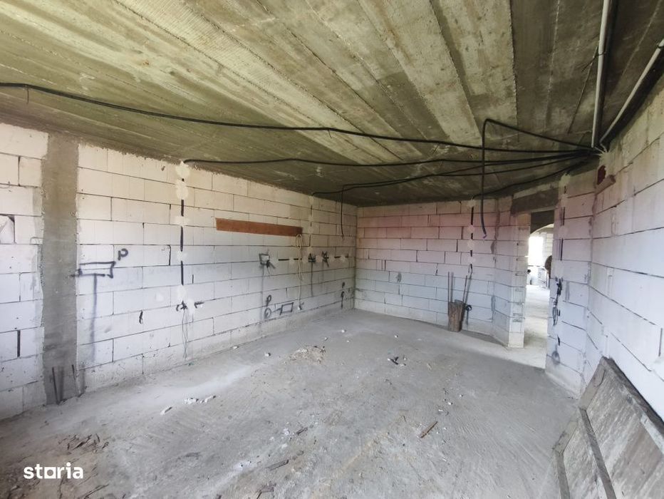 Duplex la rosu, 4400 mp teren, Siret