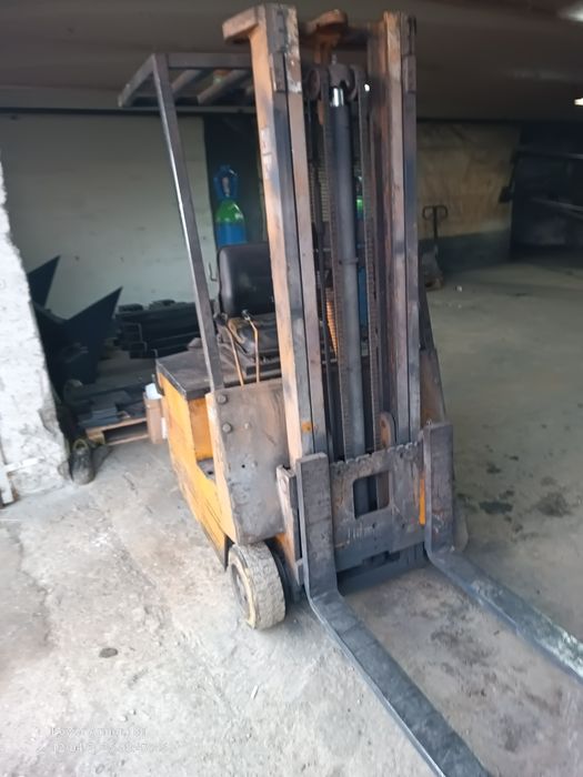 Vând stivuitor electric