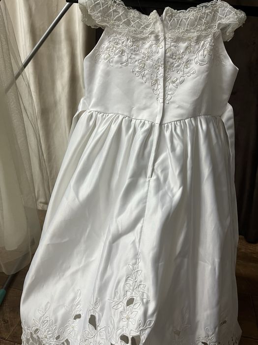 Продам платья на девочку 7-8 лет