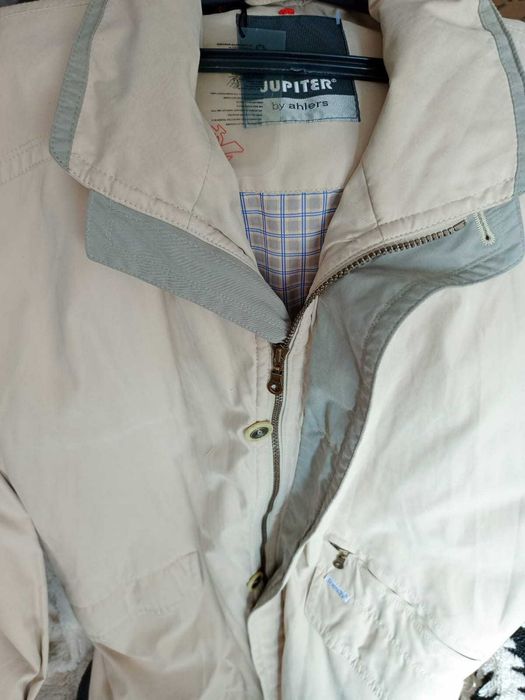 Мужская куртка  бежевого цвета,  хорошего качества