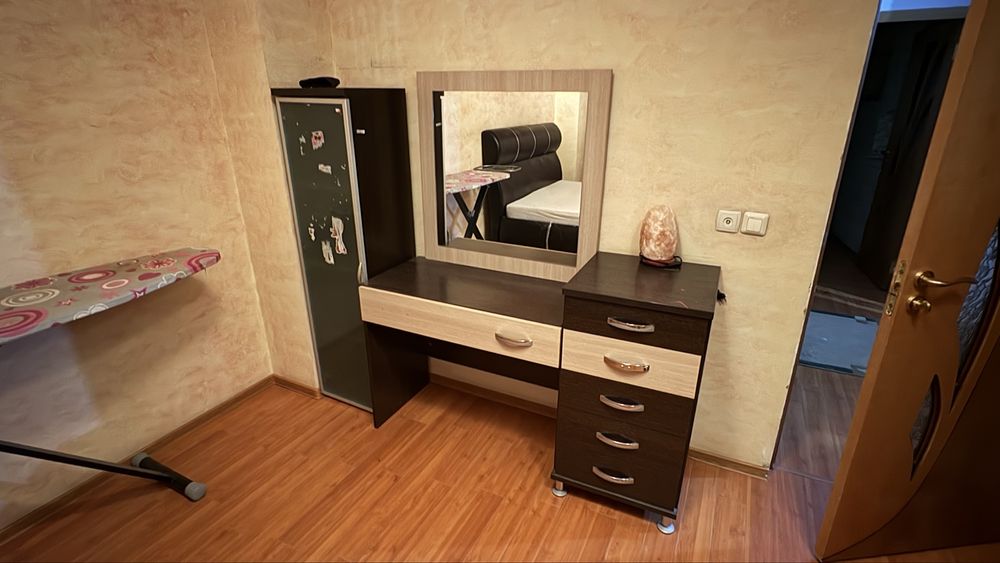 Стол с зеркалом