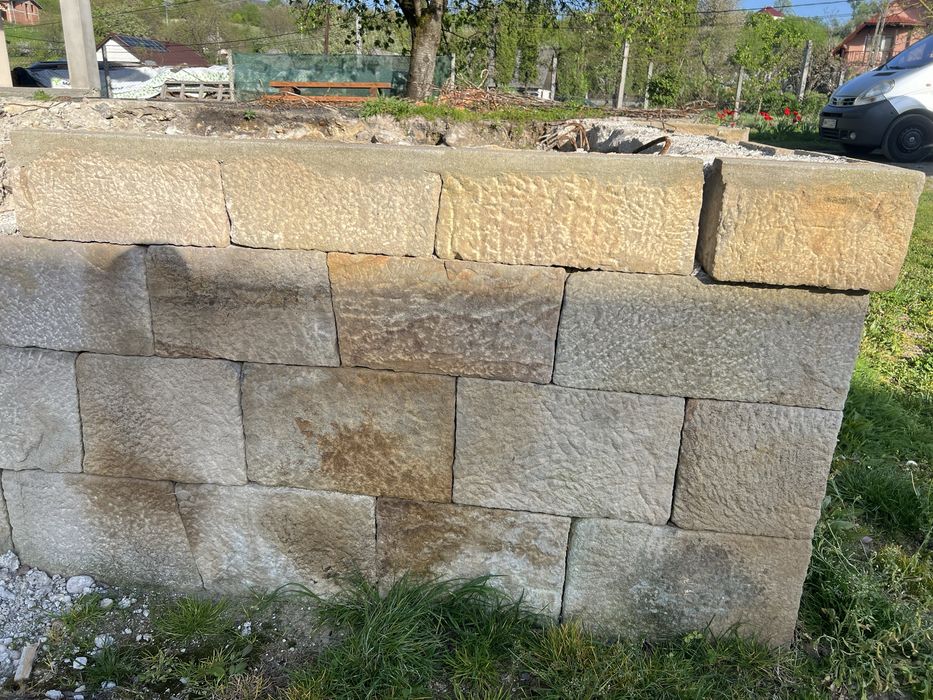 Piatra naturala de fundatie cioplita manual