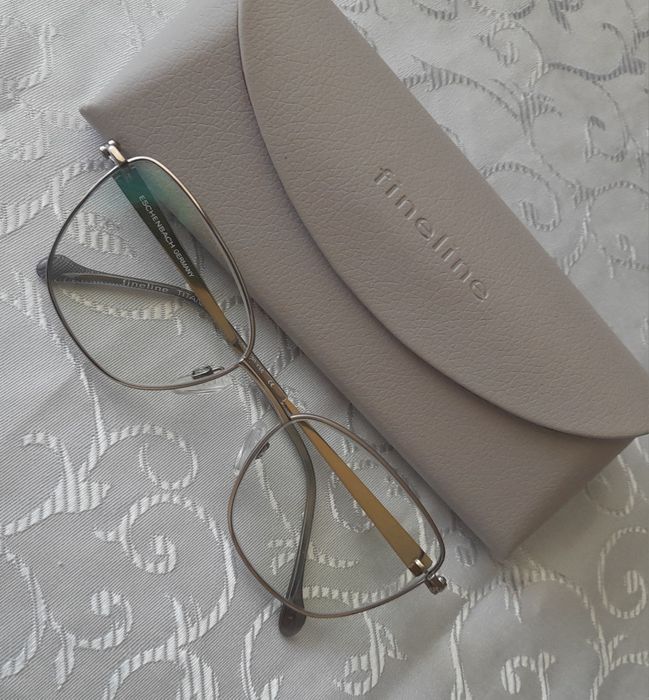 Сребриста рамка с диоптрични стъкла
