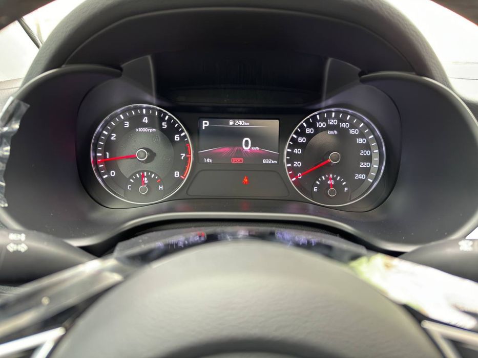 KIA Cerato avtomat Lux 2 pazitsiya srochno sotiladi