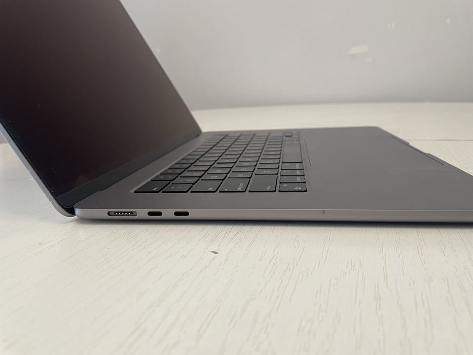 Macbook Air 15 M2 2023года.