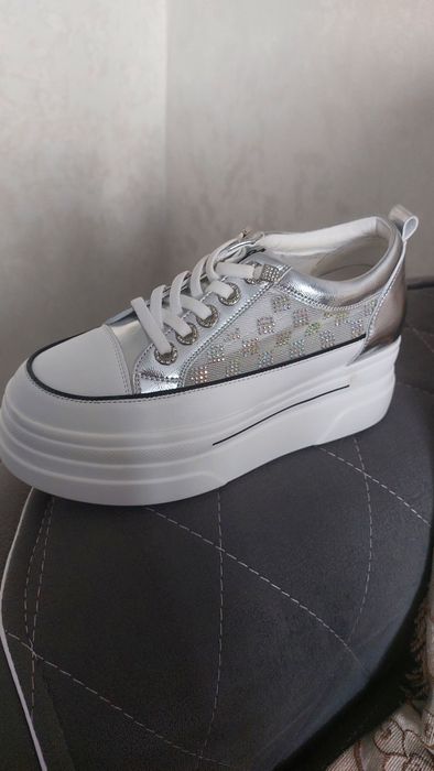 Срочно продам кожаные кроссовки!