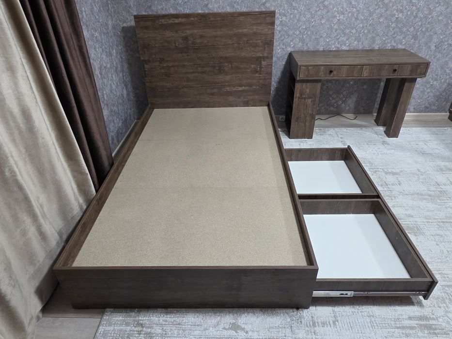 Продаётся кровать 120×200 +ортопедический матрас +письменный стол