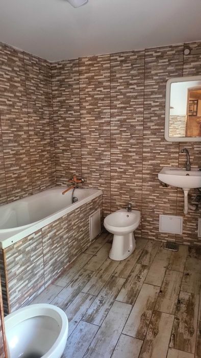 Închiriez studio/garsonieră la curte