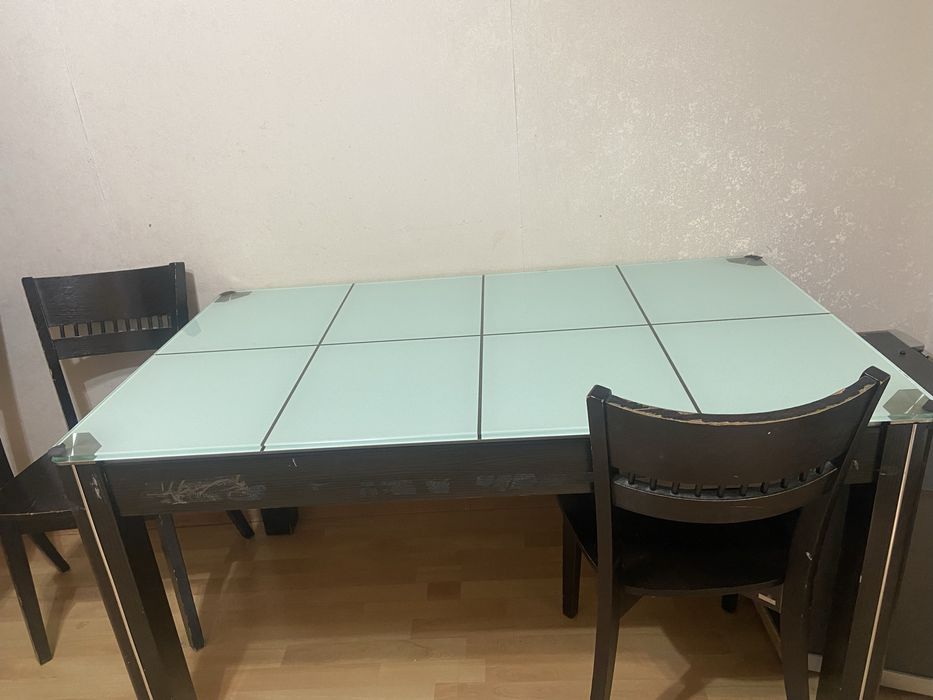 Кухонный стол и стулья