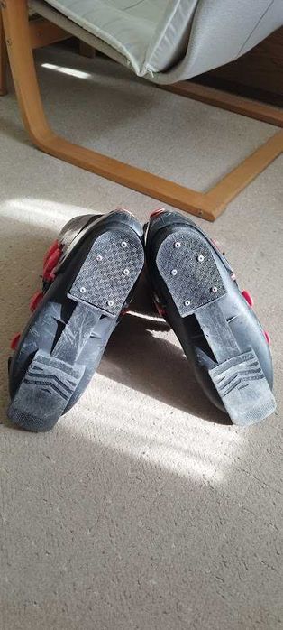 Vând clăpari de schi pentru bărbaţi Salomon