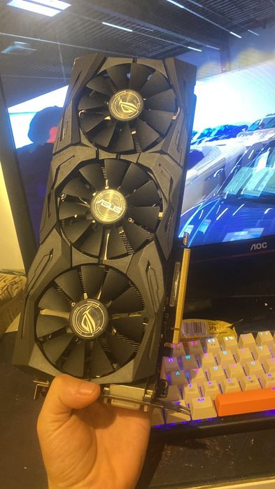 Placa video Asus ROG Strix GTX 1070 cu 8GB de memorie,