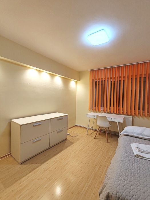 Închiriez apartament 3 camere 400 eur