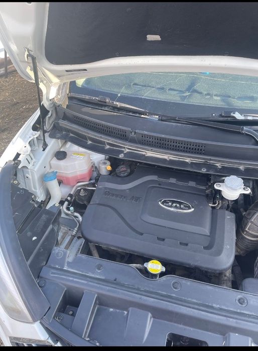 Продаю кроссовер, белого цвета Jac s3