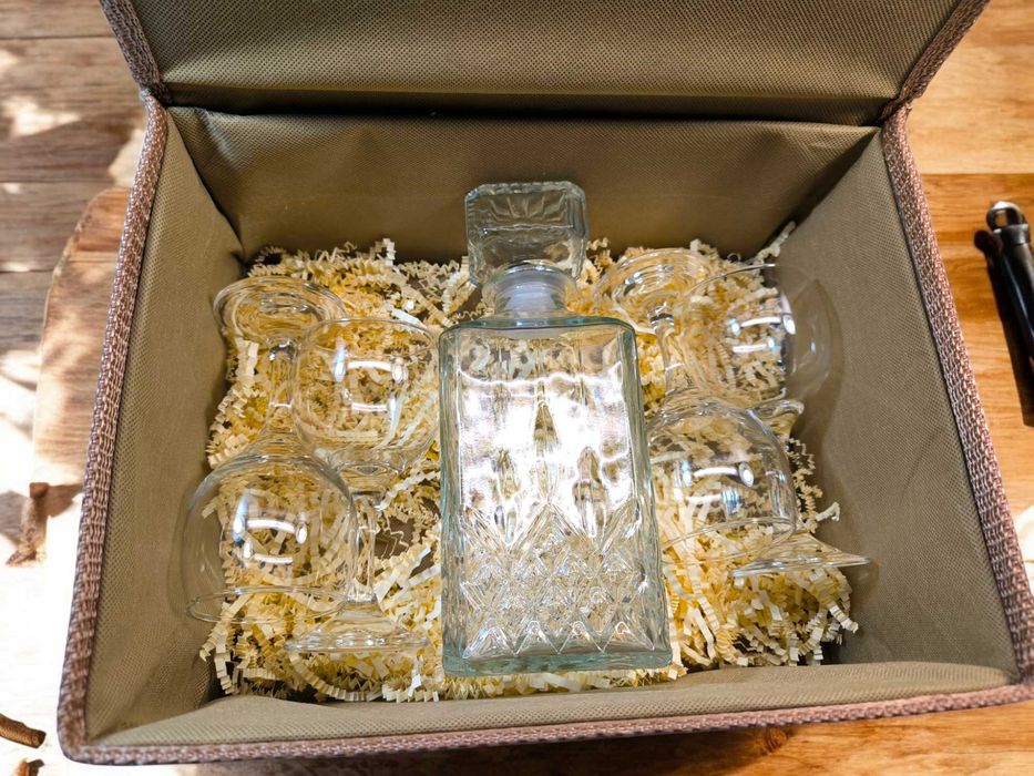 Гравиран сет от Гарафа,Четири чаши за ракия,Подаръчна бамбукова кутия