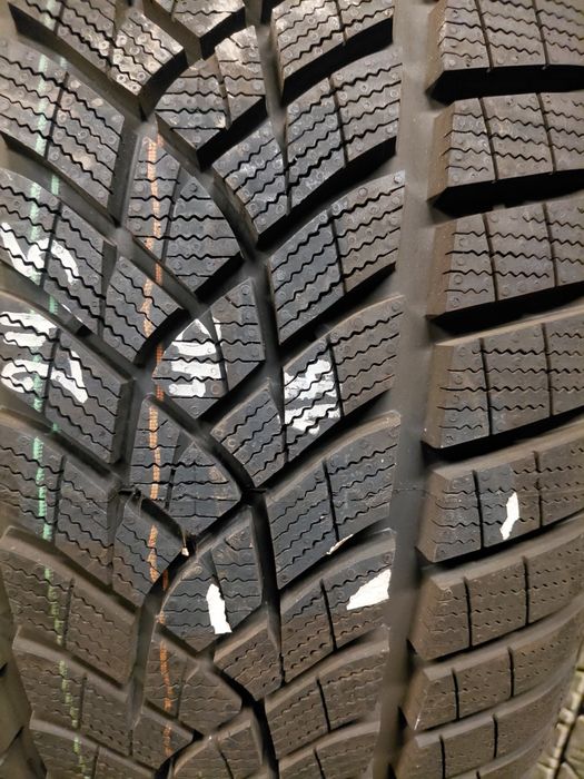 245/40/19" Goodyear 1бр.гуми.