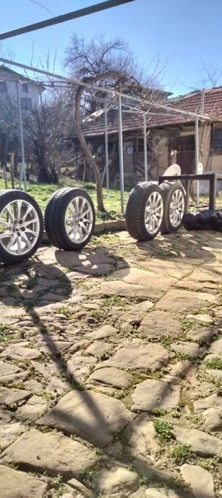 Продават се гуми с джанти 17, зимни