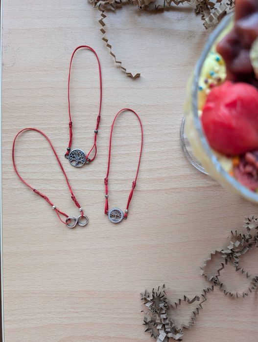 Гривна с червен конец и сребърен елемент